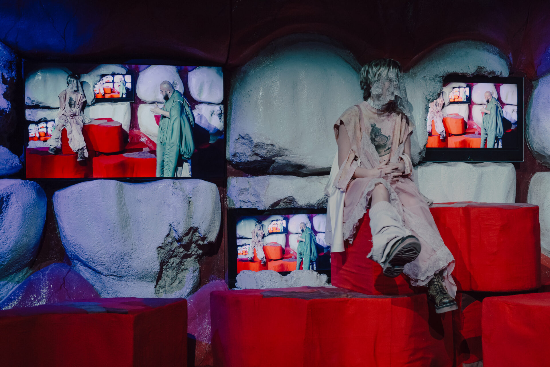 Chłopacki postmodernizm w rytmie techno